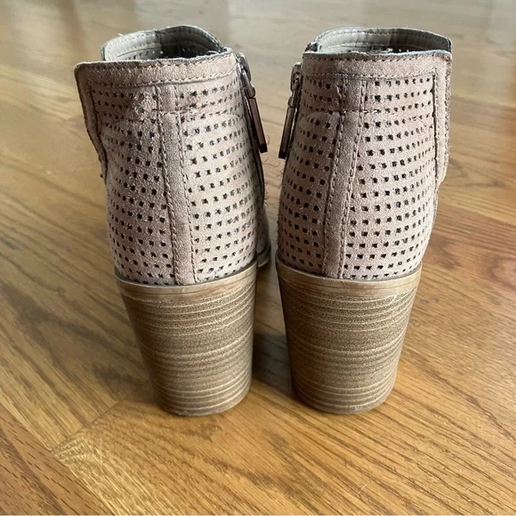 DV by Dolce Vita Perforated Tan Ankle Booties Stacked Heel Side Zip Size 7 - Picture 4 of 10